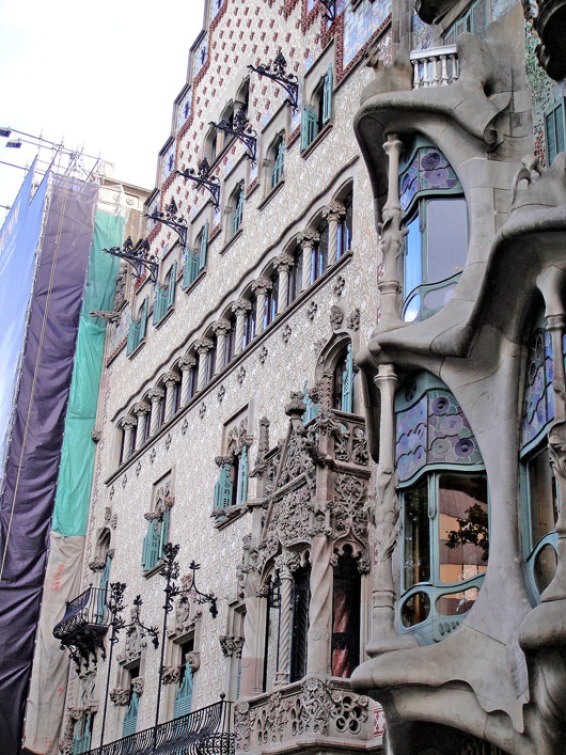 Between 1898 and 1906 three adjacent houses were built on one block on the boulevard 'Passeig de Gracia' by some of the most important modernist architects: Casa Lléo Morera (designed by Domènech i Montaner), Casa Amatller (designed by Puig i Cadafalch) and Gaudí's Casa Batlló.