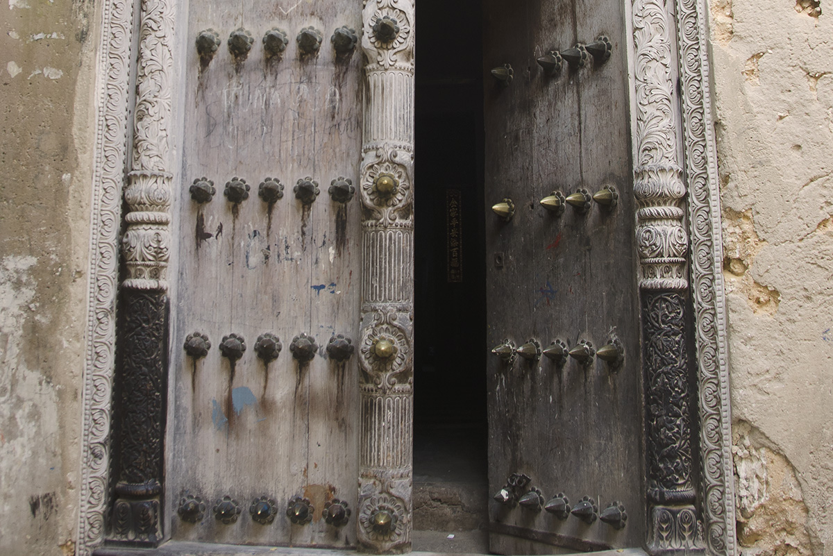 Zanzibar Doors – Relics Of Stone Town's Affluent Past – The Urge To Wander